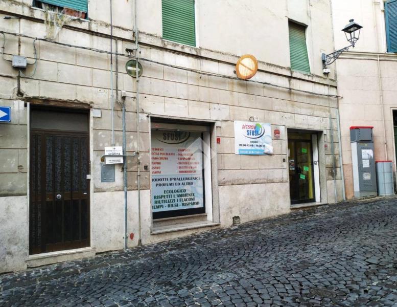 locale commerciale in vendita a Velletri