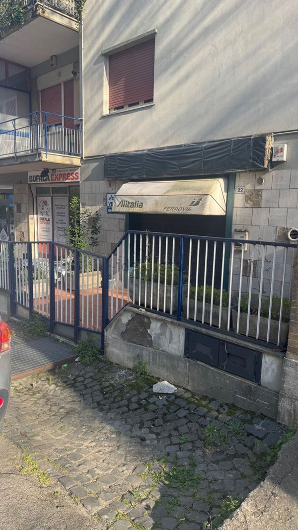 locale commerciale in vendita a Velletri