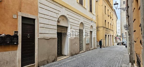 locale commerciale in vendita a Velletri