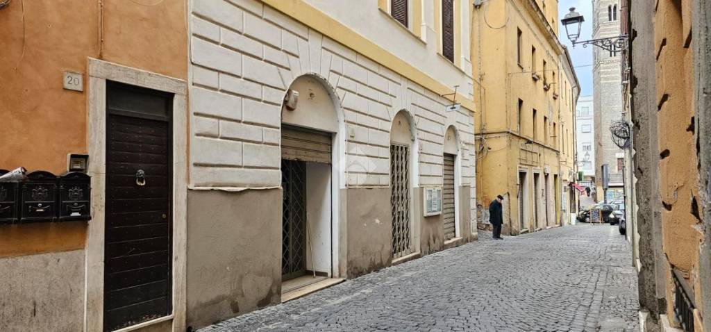 locale commerciale in vendita a Velletri