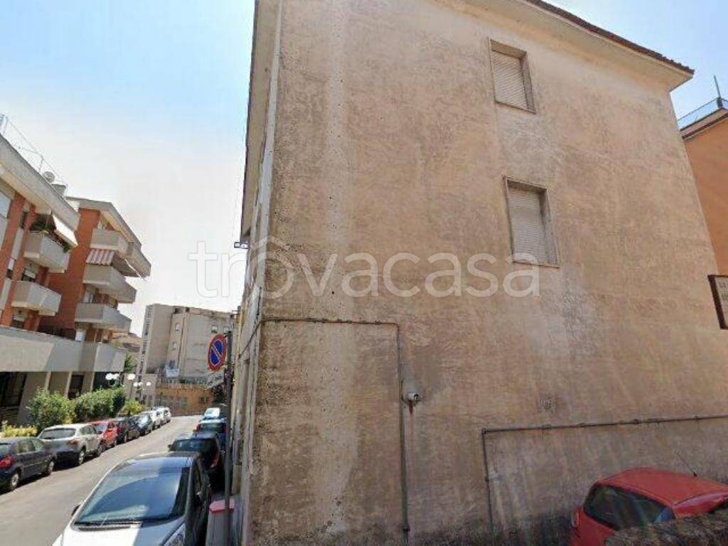 locale commerciale in vendita a Velletri