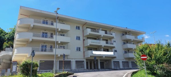 locale commerciale in vendita a Velletri