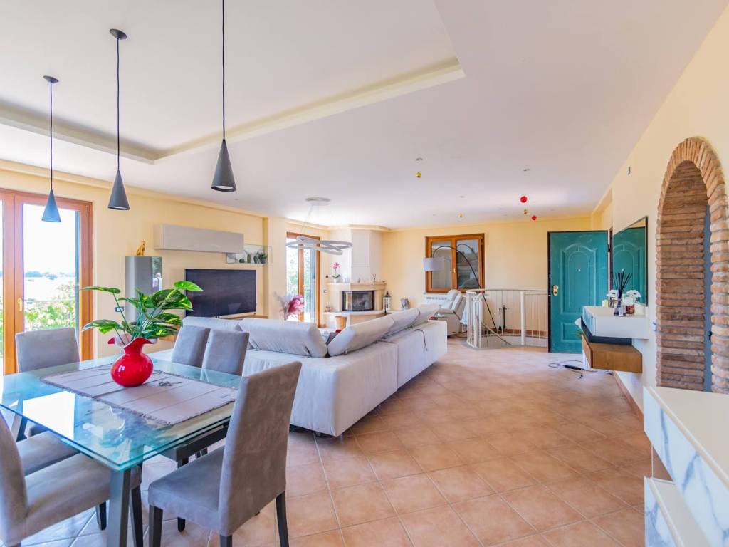casa indipendente in vendita a Velletri