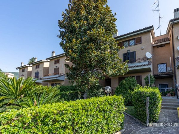 casa indipendente in vendita a Velletri