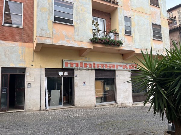 locale commerciale in vendita a Velletri