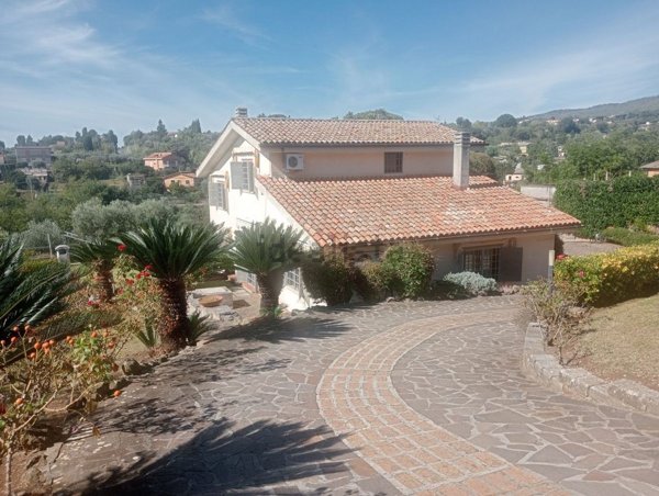casa indipendente in vendita a Velletri