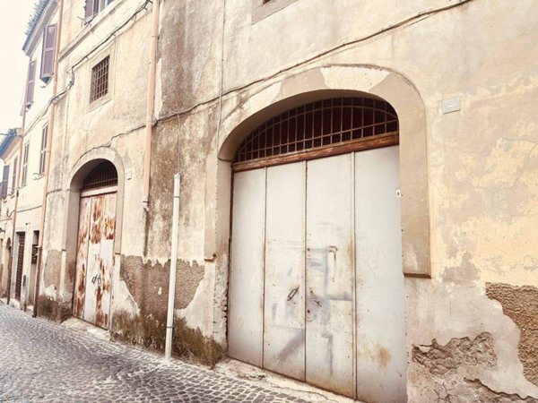 locale di sgombero in vendita a Velletri