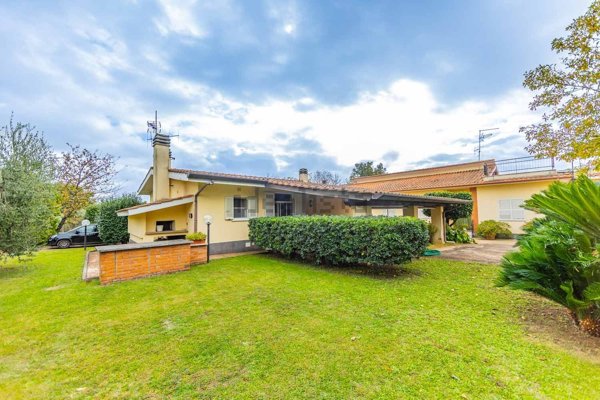 casa indipendente in vendita a Velletri