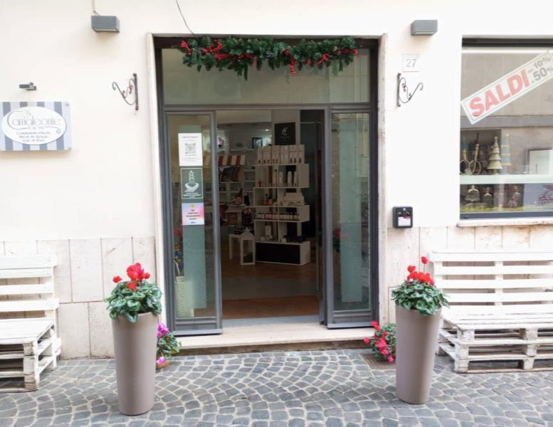 locale commerciale in vendita a Velletri