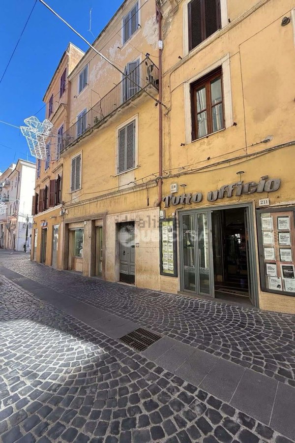 locale commerciale in vendita a Velletri
