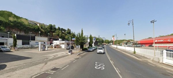 locale commerciale in vendita a Velletri