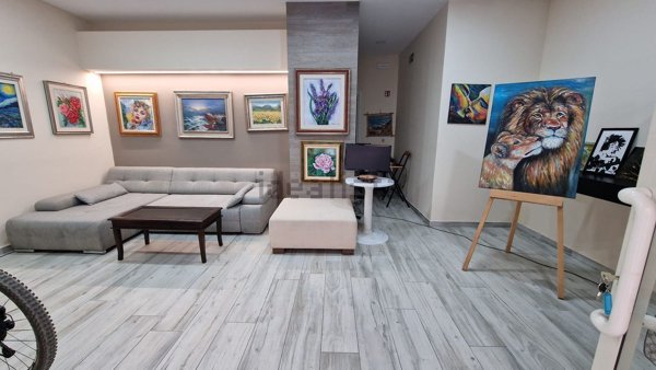 locale commerciale in vendita a Velletri