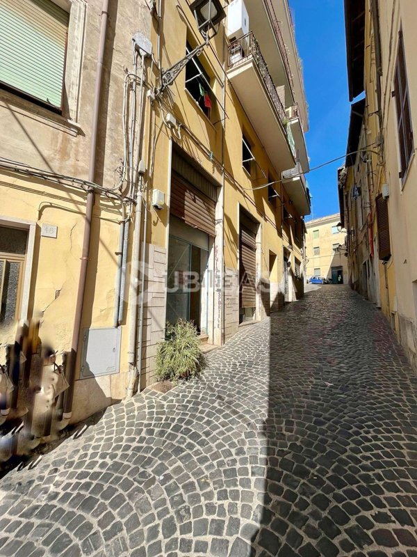 locale commerciale in vendita a Velletri