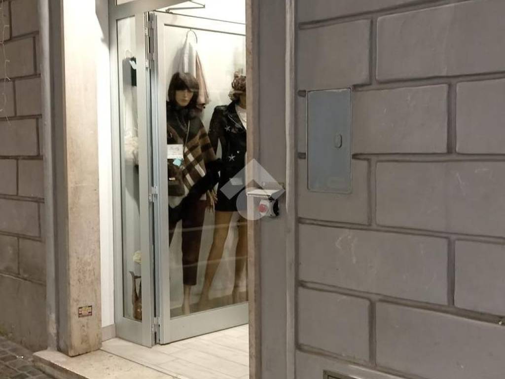 negozio in vendita a Velletri