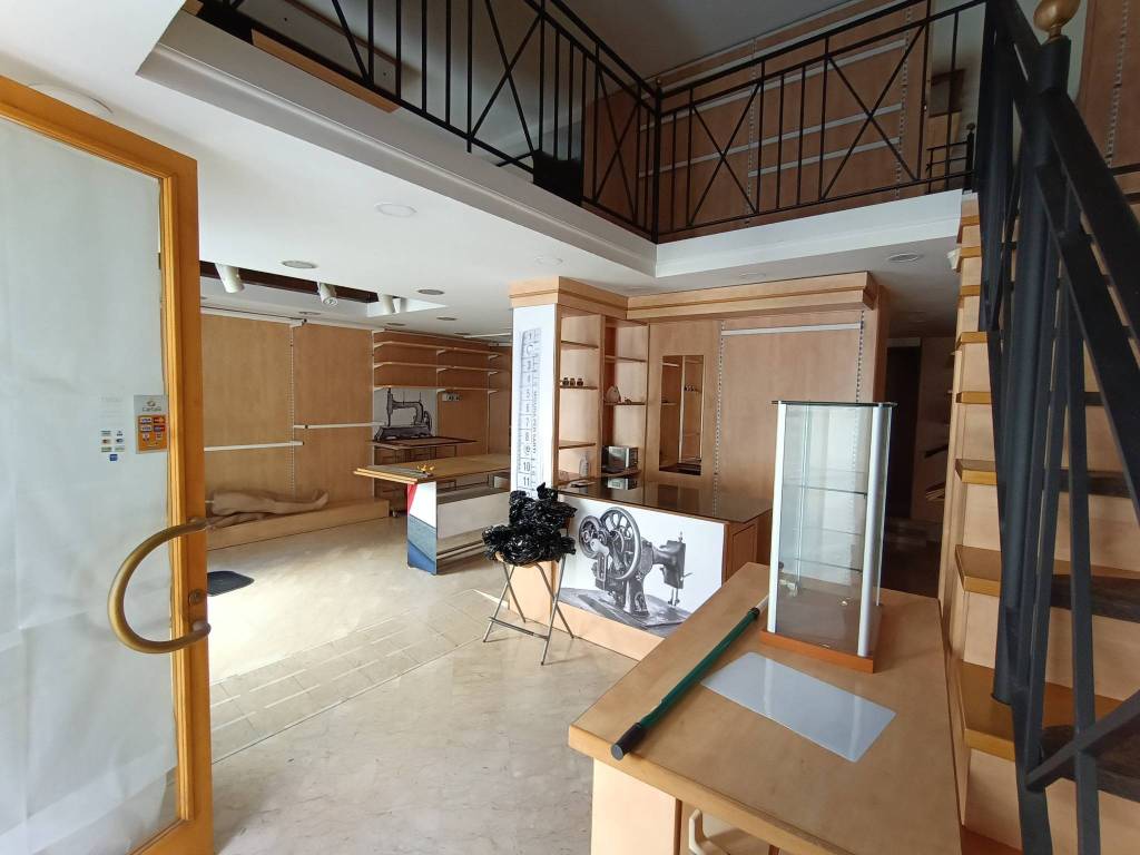 negozio in vendita a Velletri