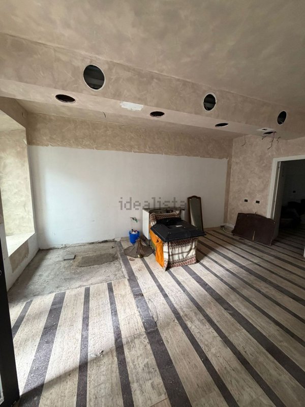 locale commerciale in vendita a Velletri