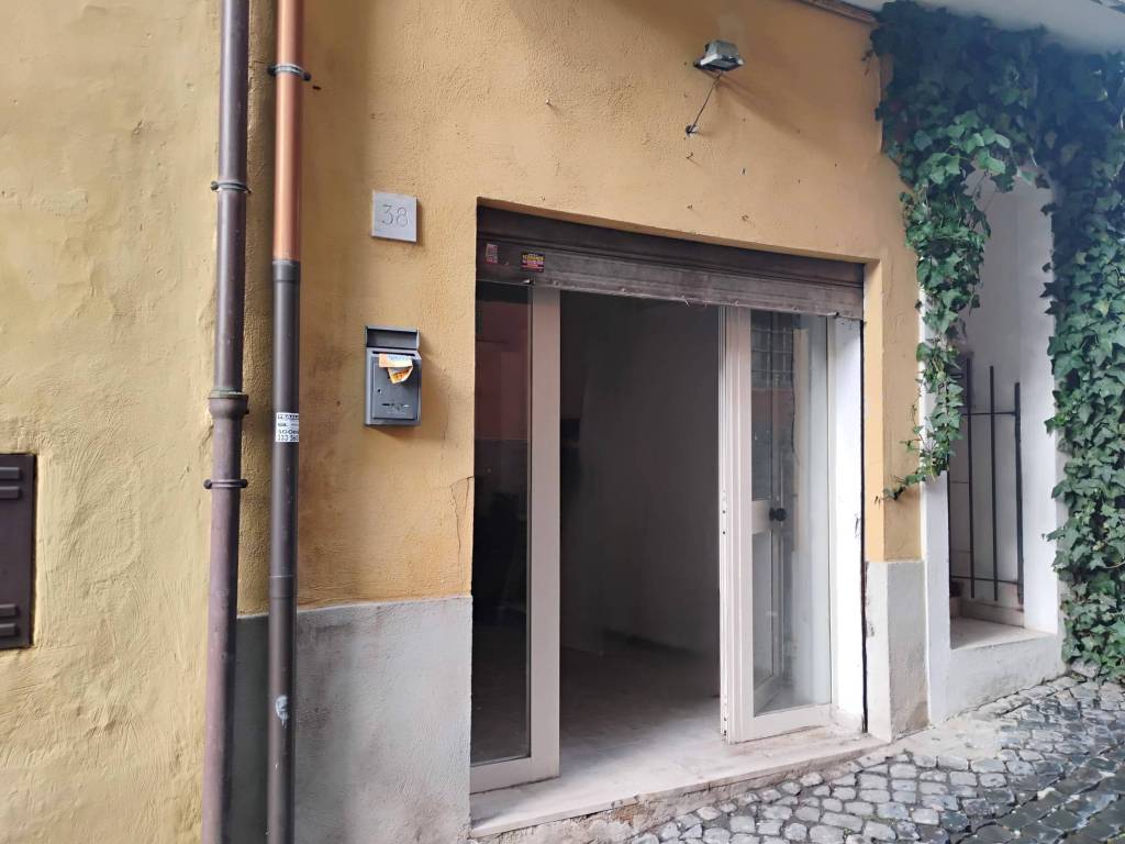 negozio in vendita a Velletri