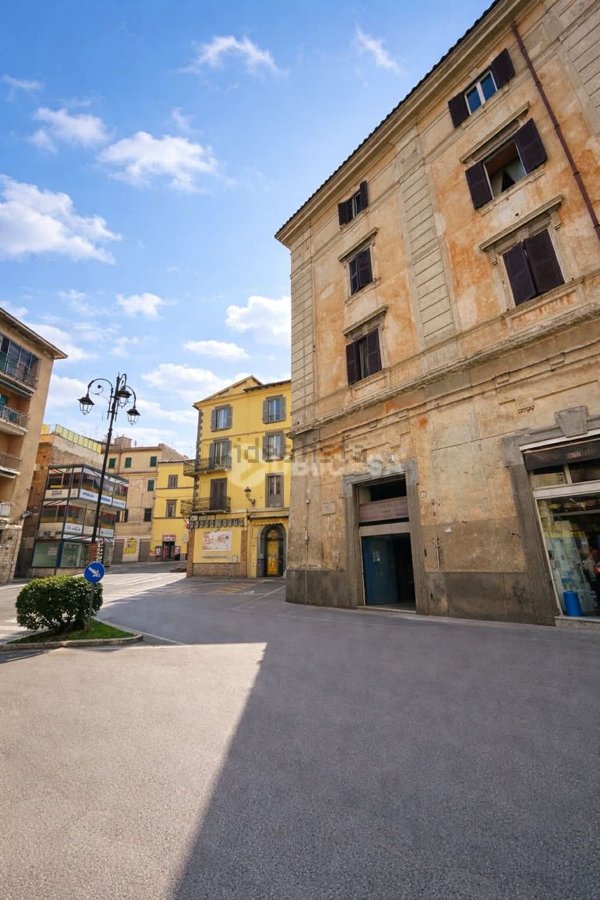 locale commerciale in vendita a Velletri