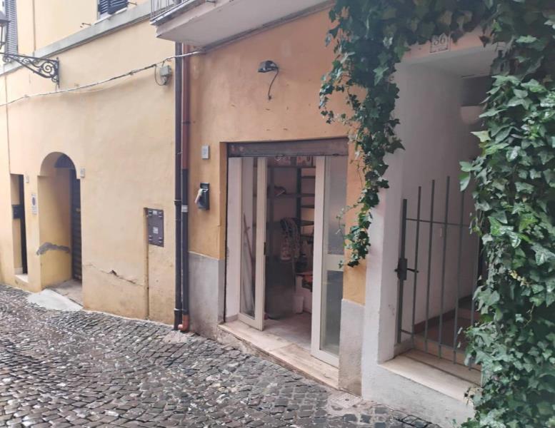 locale commerciale in vendita a Velletri