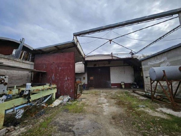 locale commerciale in vendita a Velletri