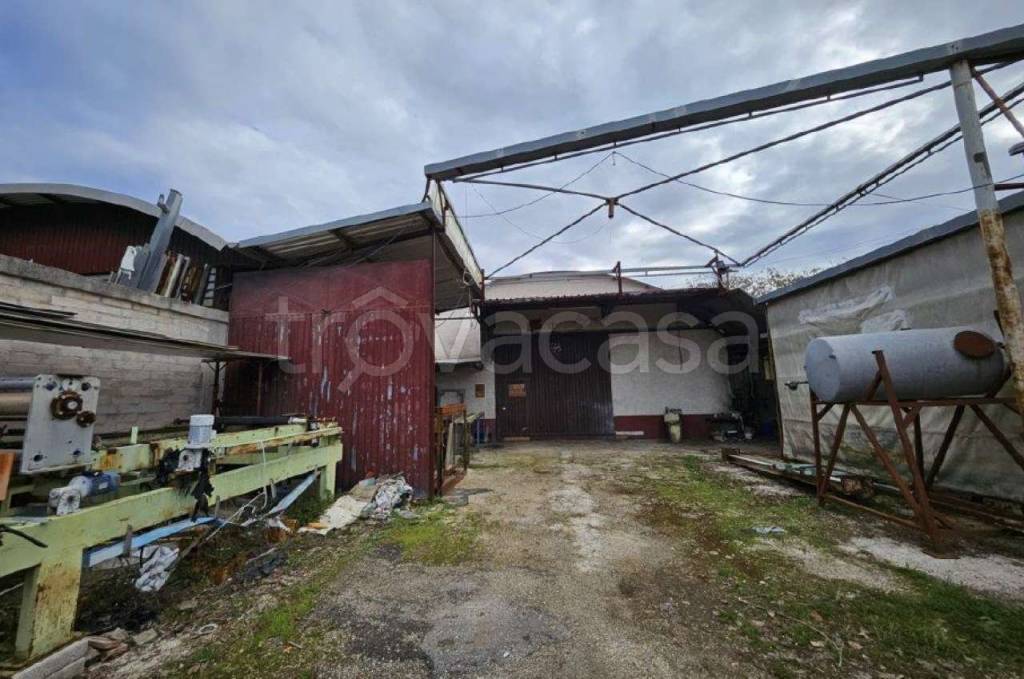 locale commerciale in vendita a Velletri