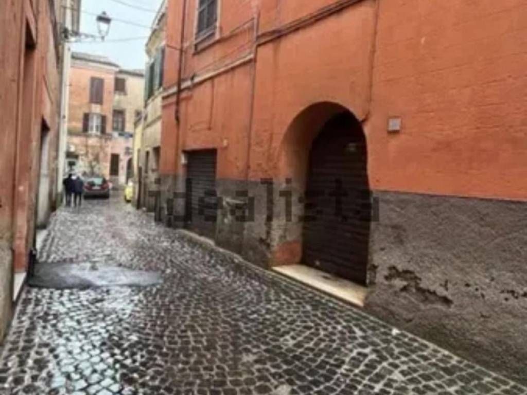 locale commerciale in vendita a Velletri