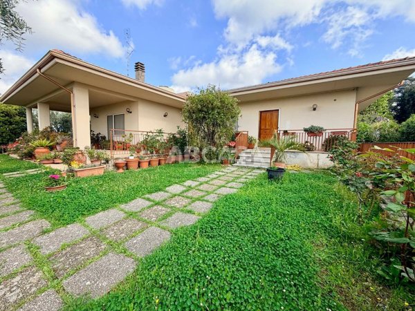 casa indipendente in vendita a Velletri