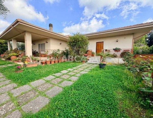 casa indipendente in vendita a Velletri