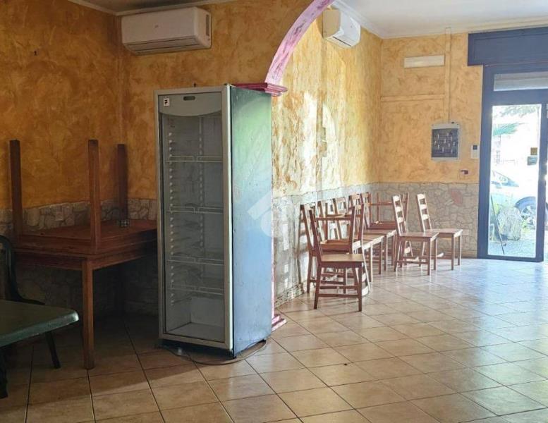 locale commerciale in vendita a Velletri