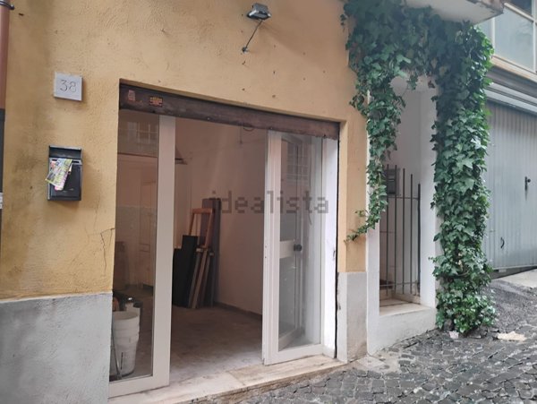 locale commerciale in vendita a Velletri