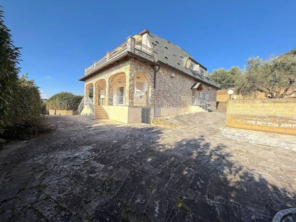 casa indipendente in vendita a Velletri