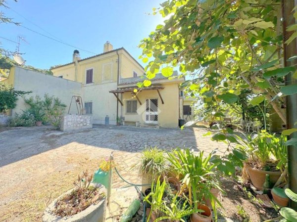 casa indipendente in vendita a Velletri