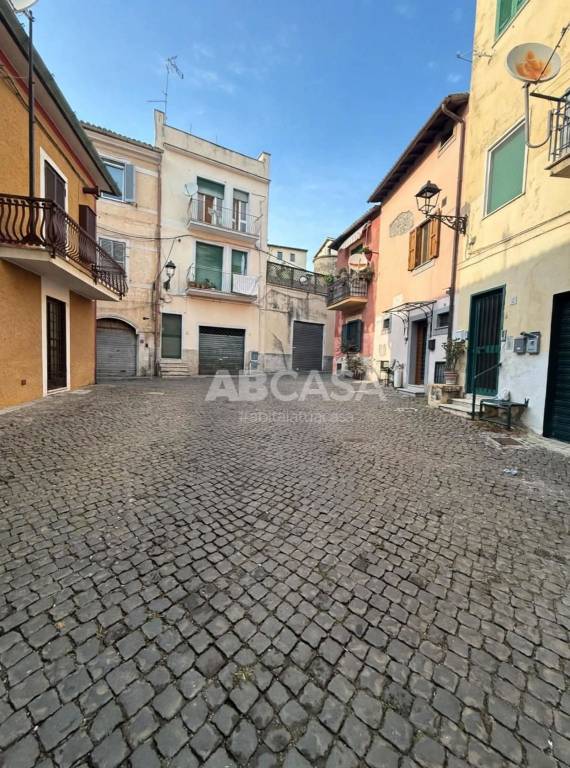 locale commerciale in vendita a Velletri