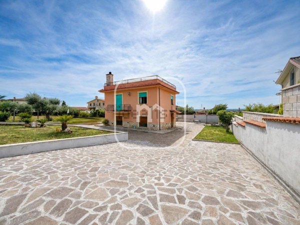 casa indipendente in vendita a Zagarolo in zona Valle Martella