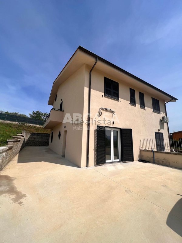 casa indipendente in vendita a Lariano
