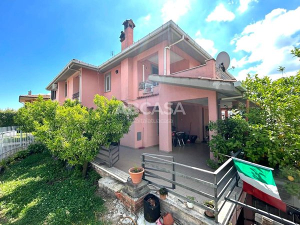 casa indipendente in vendita a Lariano