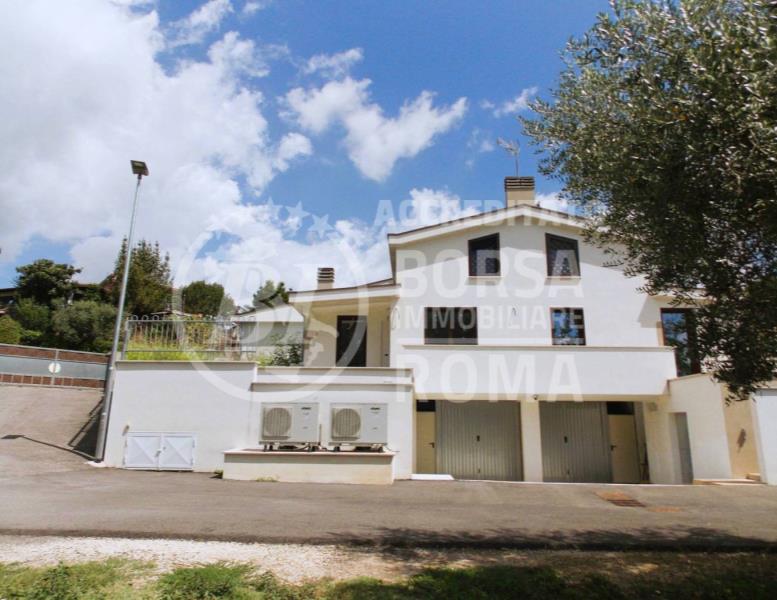 casa indipendente in vendita a Lariano