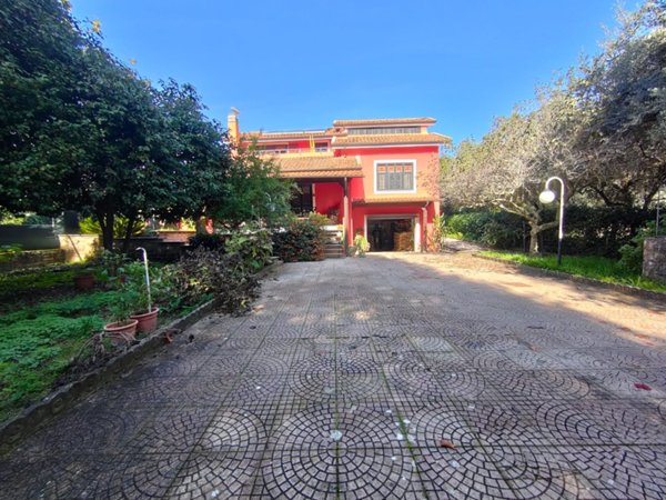 casa indipendente in vendita a Lariano