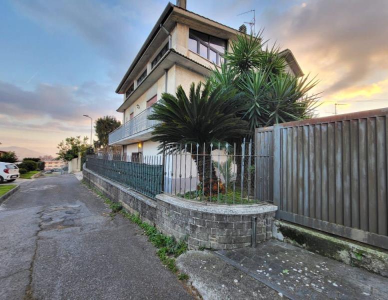 casa indipendente in vendita a Lariano