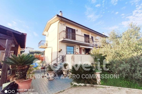 casa indipendente in vendita a Lariano