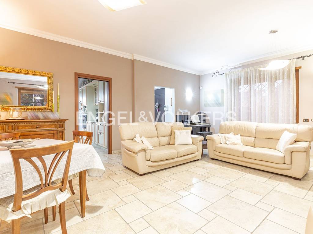 casa indipendente in vendita a Lariano