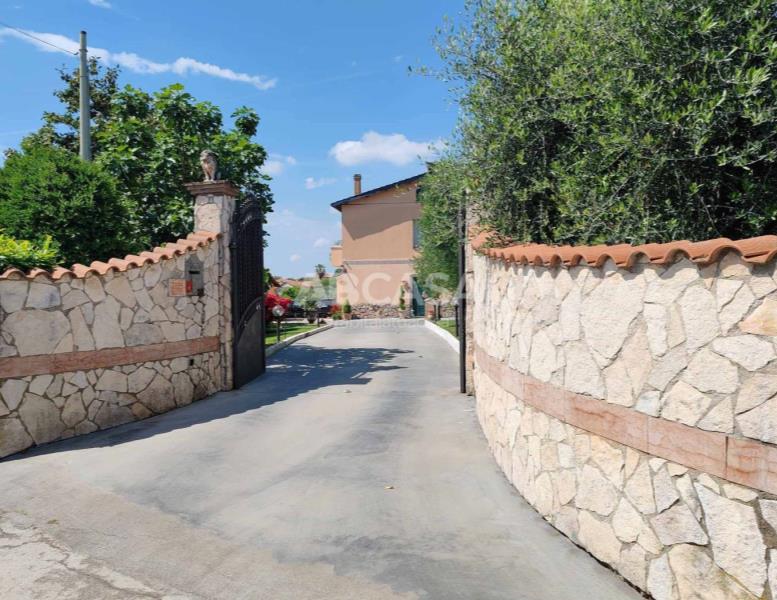 casa indipendente in vendita a Lariano