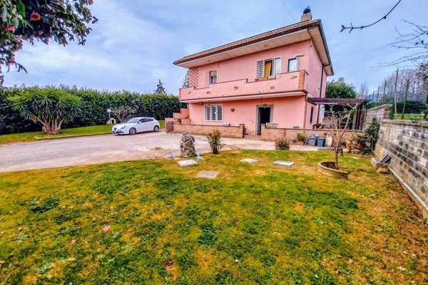 casa indipendente in vendita a Lariano