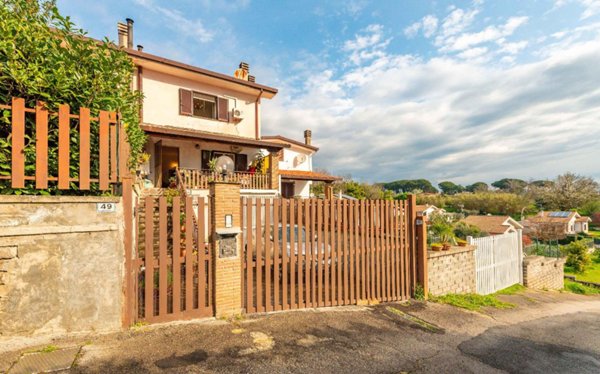 casa indipendente in vendita a Lariano