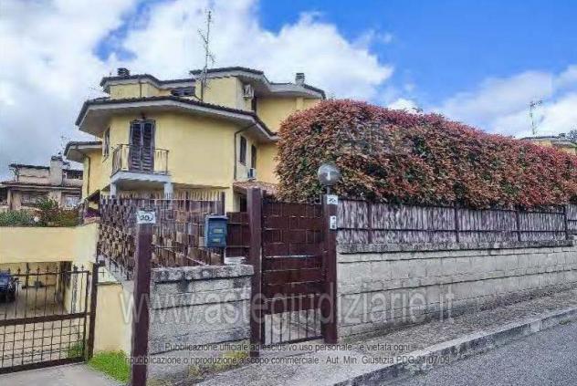 casa indipendente in vendita a Lariano