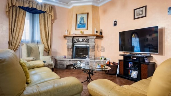 casa indipendente in vendita a Lariano