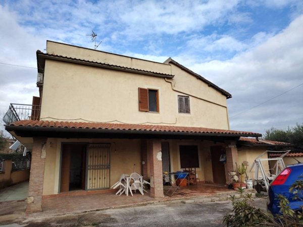 casa indipendente in vendita a Lariano