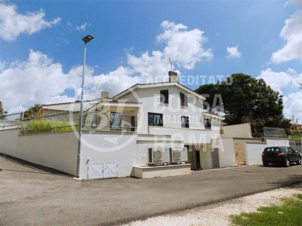 casa indipendente in vendita a Lariano