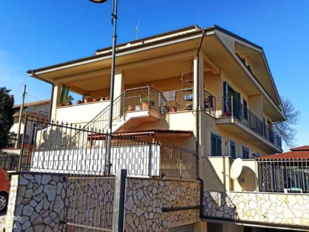 casa indipendente in vendita a Lariano