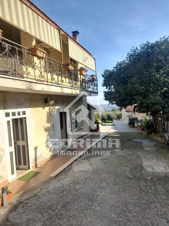 casa indipendente in vendita a Lariano